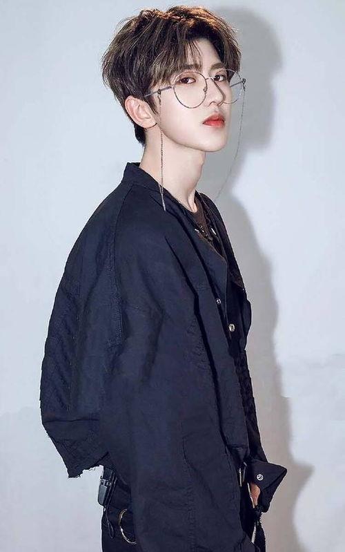 明星网红穿棒球服视频,明星网红棒球服穿搭风潮解析