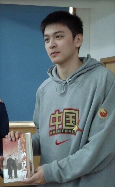 男明星网红背包图片大全,盘点男明星网红背包风采